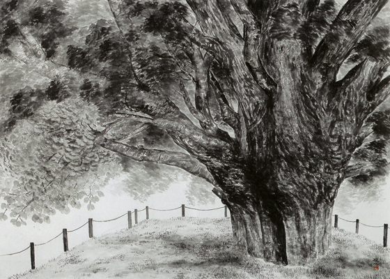 第28回日本水墨院展に出品した作品で、笠間市稲田の西念寺の銀杏の大木である。<br />
親鸞聖人が越後よりこの地に着いた時に植えられた樹齢800年の「お葉付銀杏」で、県の天然記念物となっている珍種である。古木ながら活動は旺盛であり、西念寺の中心に大きく枝葉を振って、まさしく西念寺の霊木に相応しい。