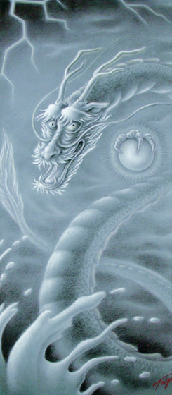 龍の作品を描いてから、数年過ぎた。2011年３月11日の東日本大震災、再度鎮魂の作品として、龍シリーズを表現したい気持ちが沸き上がってきました。数点描いた龍シリーズ作品、その中で特にこの作品は、自然に龍が画面に表われた不思議な感覚で完成した心象作品です。