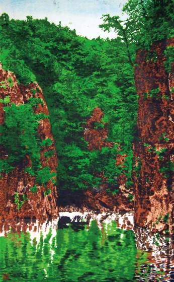 山間の渓谷を流れる清らかな水の音、水面を吹く抜ける風、風による葉音を感じていただければ幸せです。いつまでも癒されたこの景色に身をおいた、そんな時間を過ごせたことが心地よい。初めての大作。3年がかりで取り組んだ作品です。<br />
大きな和紙がなく、機械漉きの薄手しか入手できないことが解り、今までのノウハウの応用で、満足な作品になるまで、大変な重労働となり過酷な手摺りとなりました。<br />
リハビリしながらの摺りで、思い出深い作品となりました。