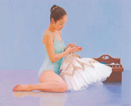 いつもモデルをお願いしているバレリーナＲに、白鳥の踊りを何日も踊ってもらった。<br />
激しい踊りで愛用のチュチュがほつれ、応急で繕うことになった。カーテン越しの春の光が、<br />
その姿を静かなスタジオ内に映し出した。<br />
「繕い」の心に美を感じて描いた。<br />
白鳥は制作中です。