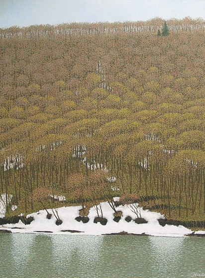 ５月初旬の裏磐梯桧原湖、斜面の雪が軟らかな新芽に覆われた林、湖畔に残る雪が輝いていた。<br />
麓から冬が消え春色に変化する。この風景に出会い２作目になるが、新たな発見がある。