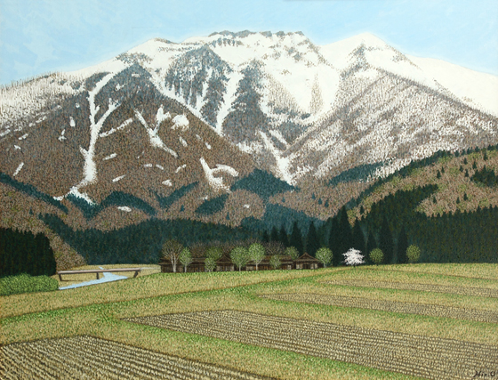 残雪に覆われた山頂の輝き、萌え始めた山肌、麓の畦は新緑となる。<br />
複雑な色合いの春が訪れる八海山の雄姿に感動する。